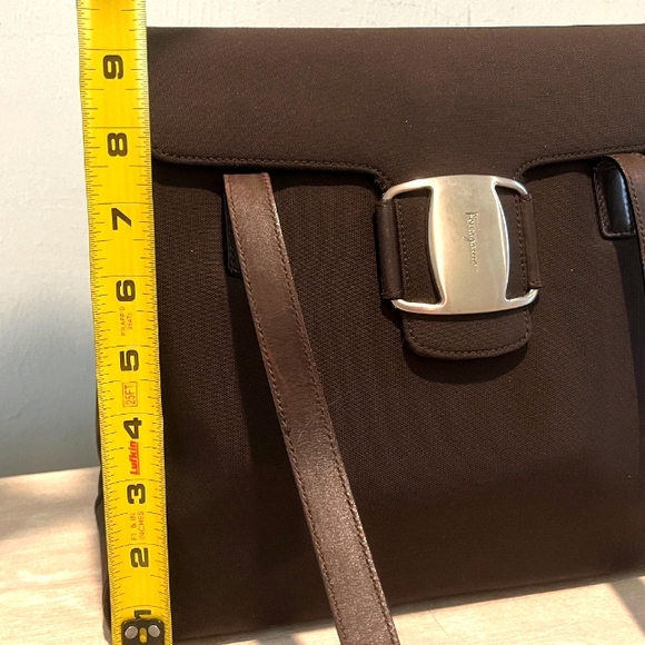 Luxurious Salvatore Ferragamo Vara Shoulder Bag in Dk Brown Nylon & Leat… - Picture 6 of 15
